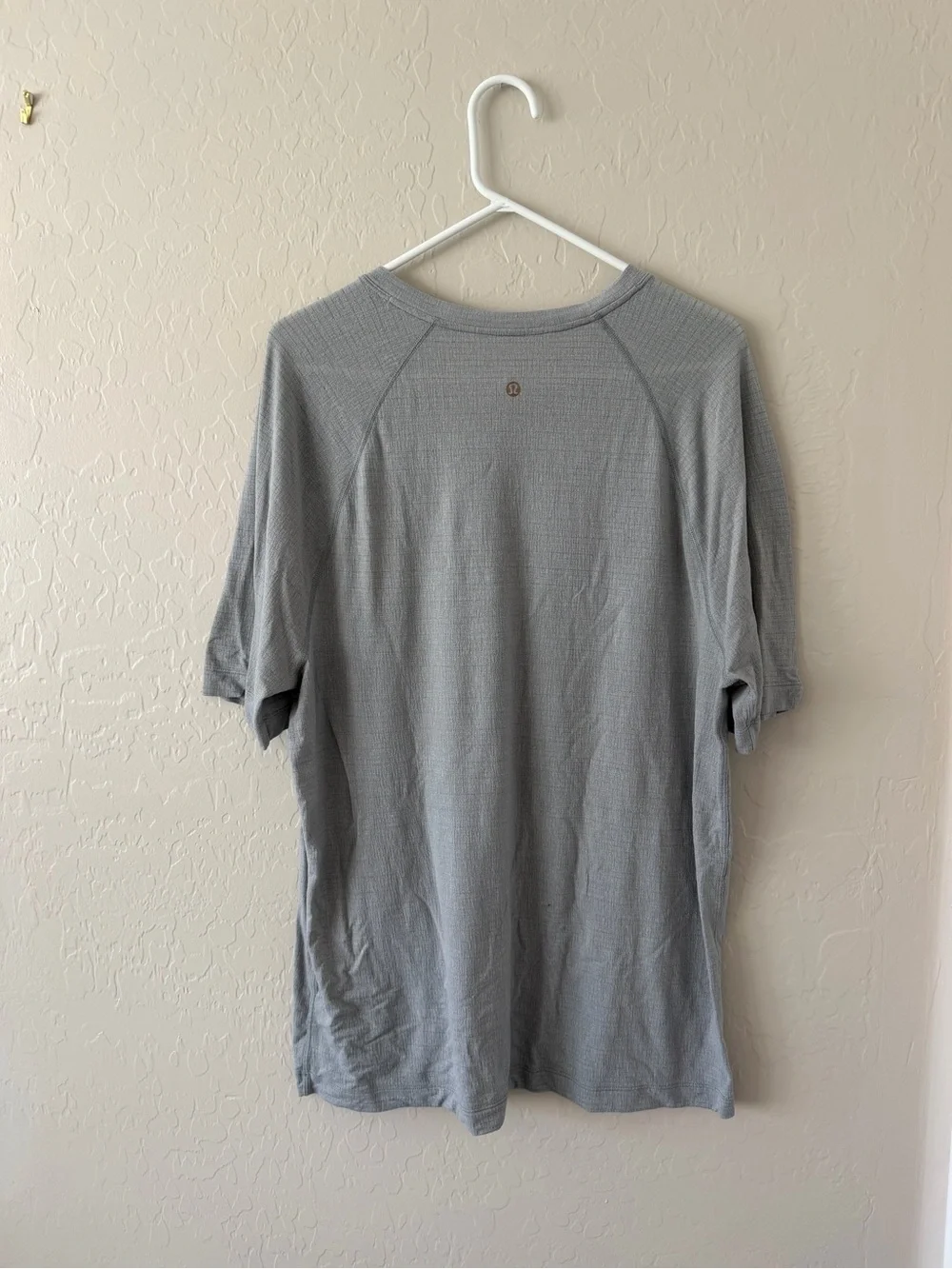 Lululemon men’s grey V-neck T-shirt size XL